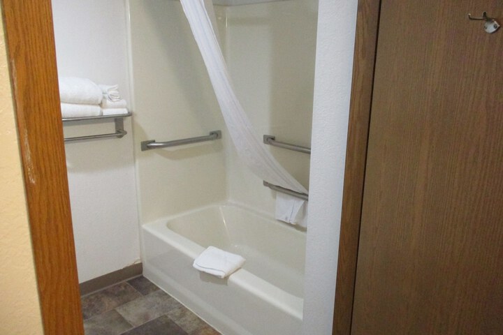Travelodge by Wyndham Redwood Falls