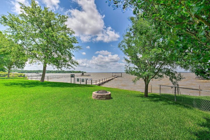 Cedar Creek Lake Access: Retreat w / Deck