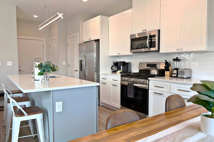 Modern 4BR with Parking - WV rep 4