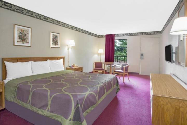 Room 5 of 16