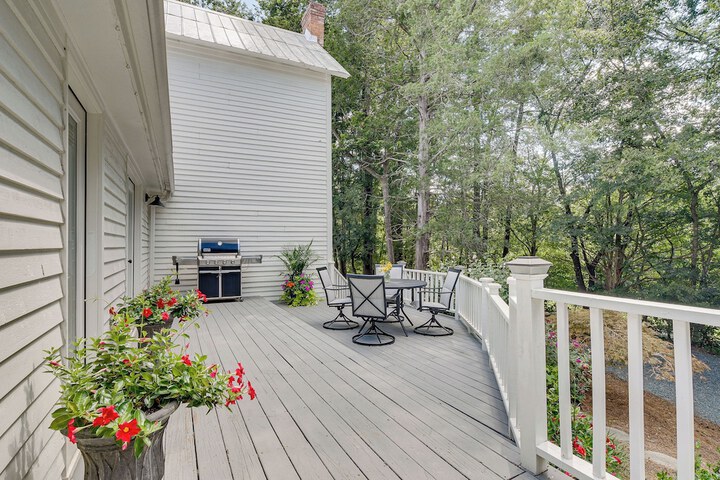 Historic & Charming Pittsboro Home w / Fireplaces