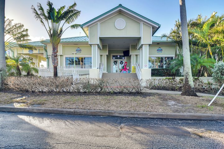 Waterfront Condo w / Water Park Walk to the Beach!