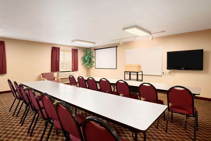 Super 8 by Wyndham Bellingham Airport / Ferndale