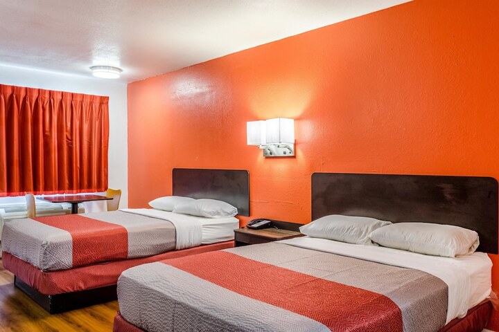 Room 25 of 28