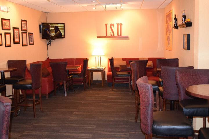Lounge 25 of 37