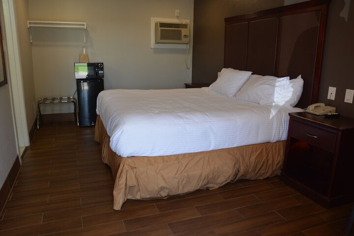 Room 6 of 12