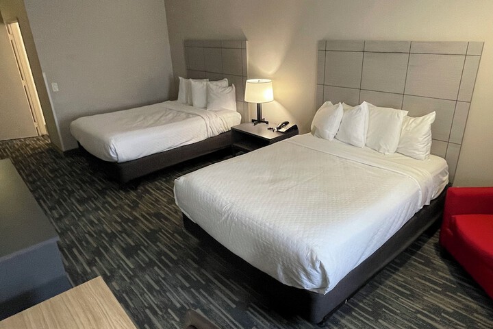 Room 10 of 32