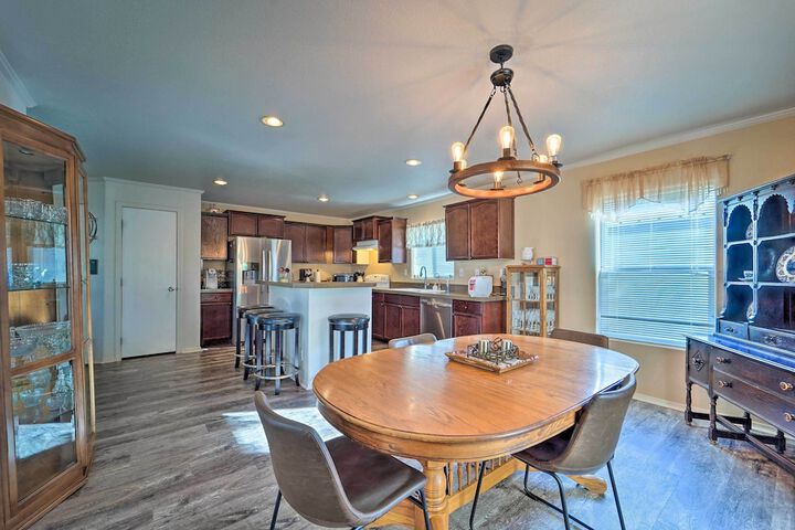 Peaceful Portales Escape w / Patio & Grill!