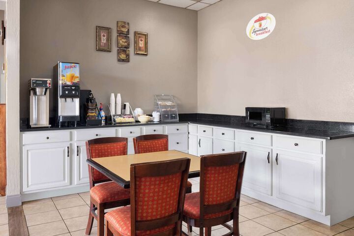 Super 8 by Wyndham Longview / North