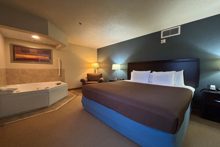 AmericInn by Wyndham Monmouth
