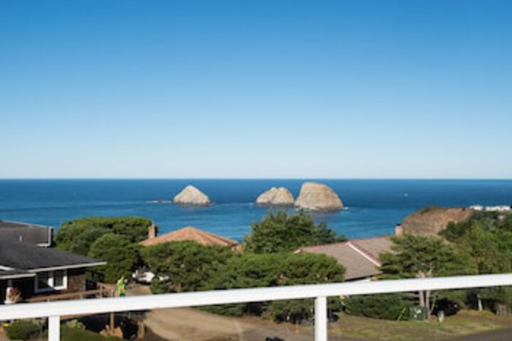 Oceanside Paradise 3 Br home by RedAwning