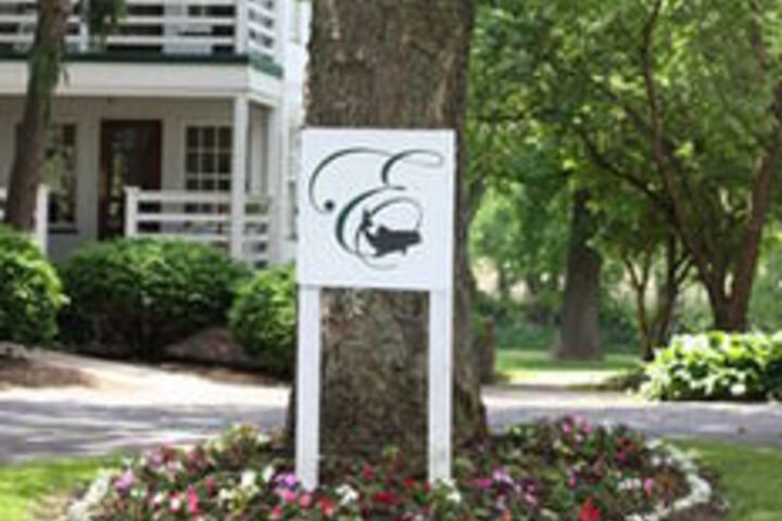 Edgewater Inn & Riverside Grill