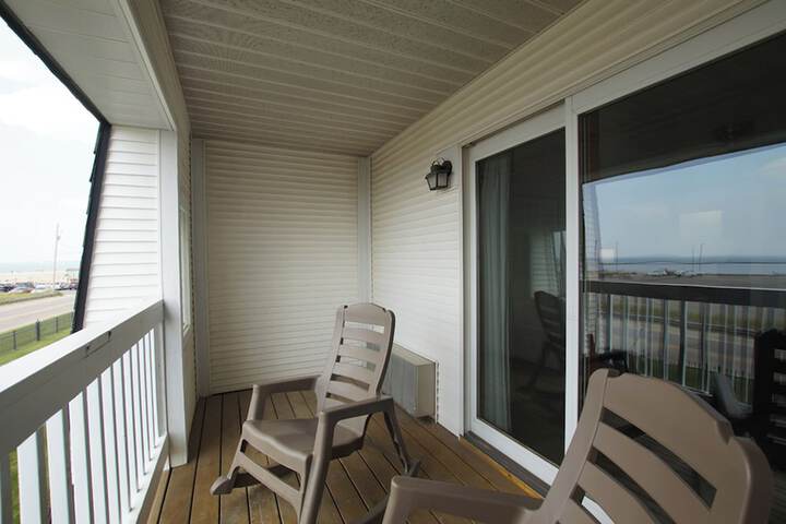 Snyders Shoreline Inn