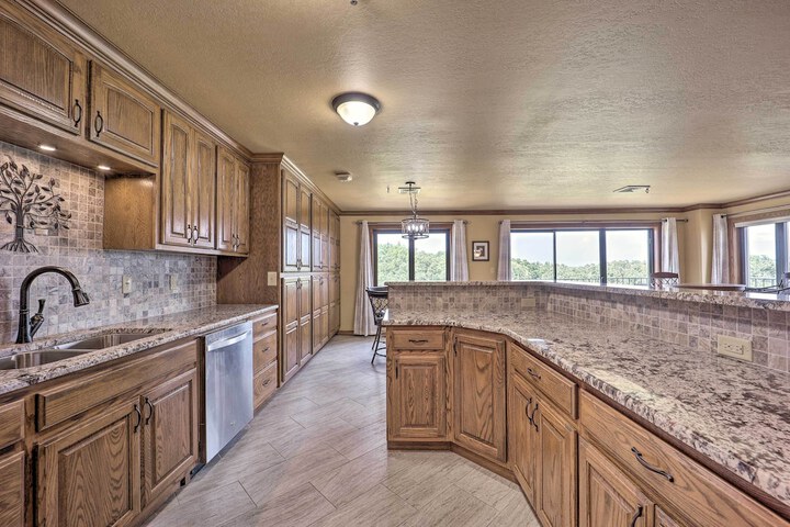 Golf Course & Lake Views: Cozy Afton Condo!
