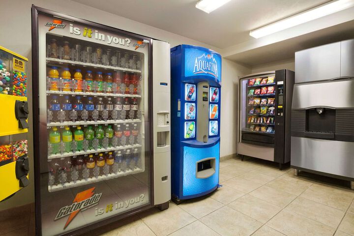 Super 8 by Wyndham Bellingham Airport / Ferndale