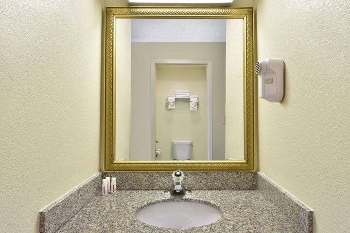 Howard Johnson Hotel & Suites by Wyndham Allentown / Dorney
