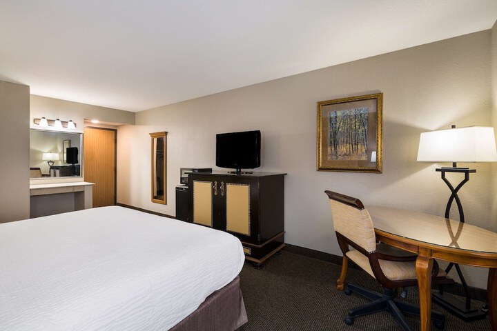Room 33 of 48