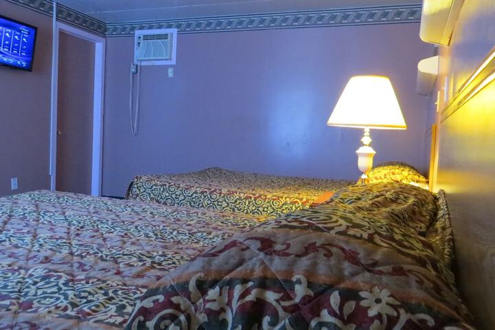 Room 6 of 12