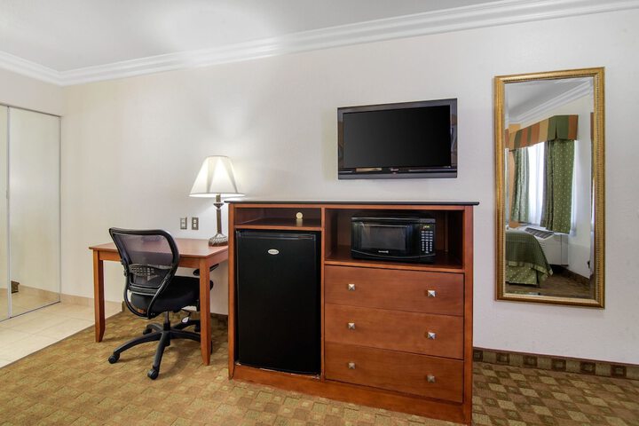 Room 10 of 28