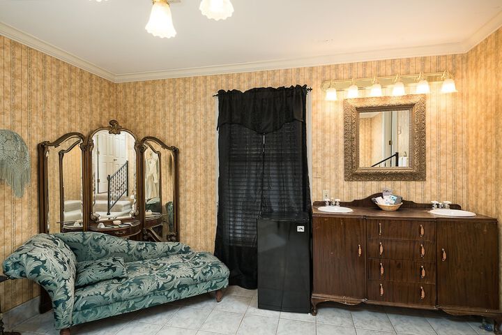 Room 50 of 62