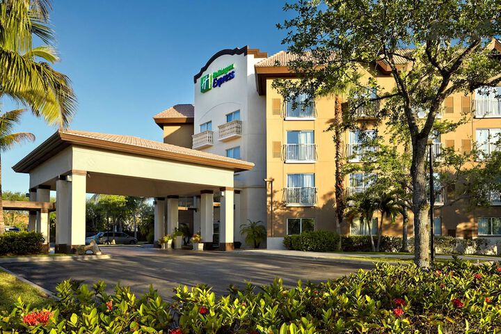 Holiday Inn Express Hotel Naples Downtown - 5th Avenue