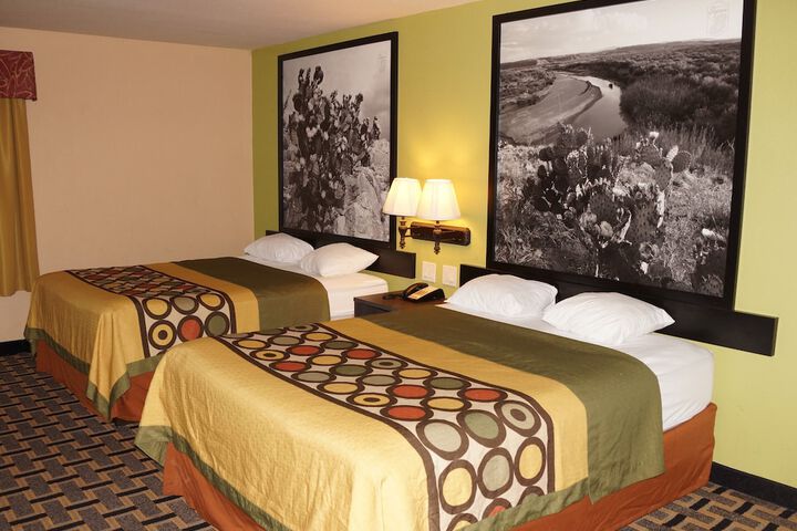 Super 8 by Wyndham Farmers Branch / North Dallas