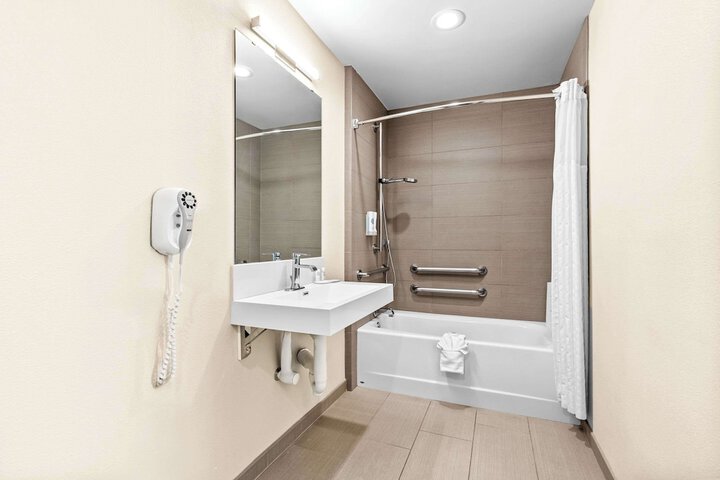 Room 20 of 33