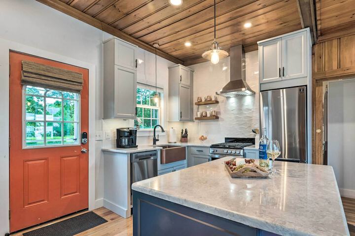 Charming Bristol Cottage w / Private Beach!