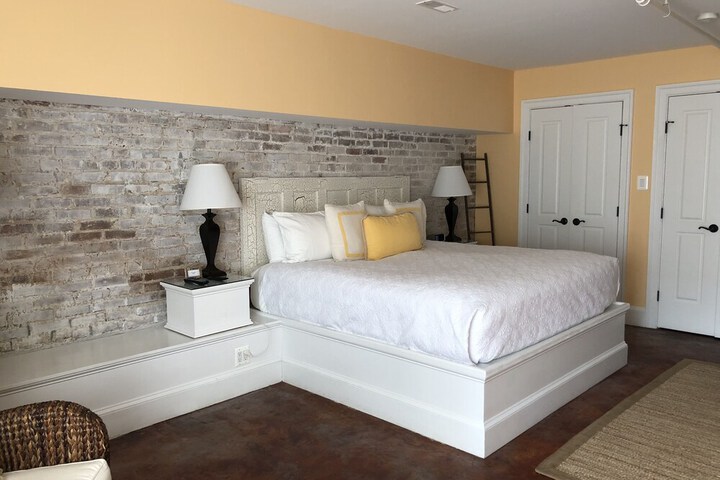 Room 83 of 168