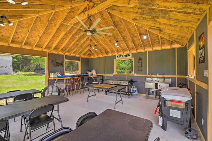 Lakefront Cabin w / Access to 2 Paddleboats!