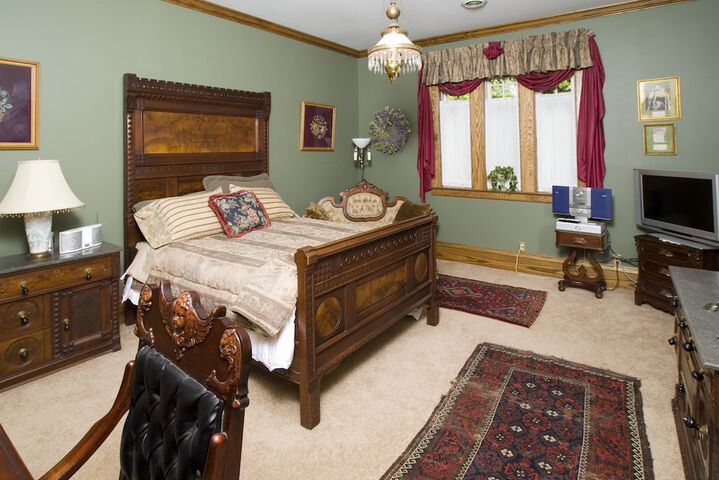 The Victorian Tudor Inn