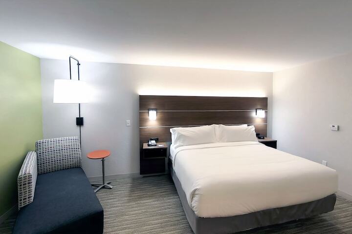 Room 11 of 28