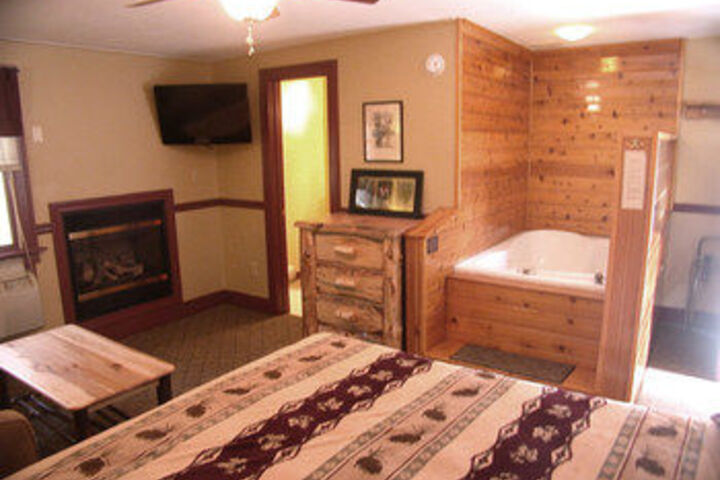 Mountaintop Lodge at Lake Naomi