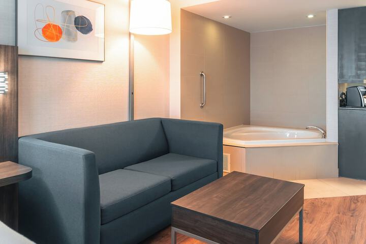 Holiday Inn Express & Suites Kingston Central by IHG