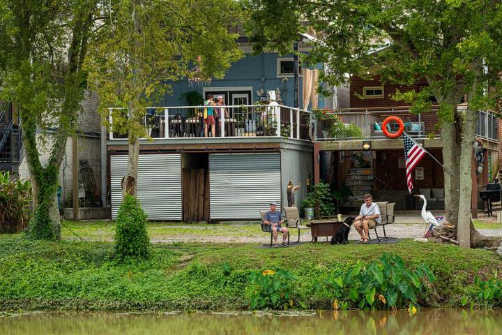 Chateau Royale Pet Friendly, on Bayou, Downtown!