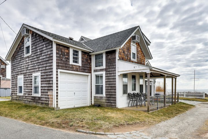 Charming Westbrook Cottage Steps to Private Beach