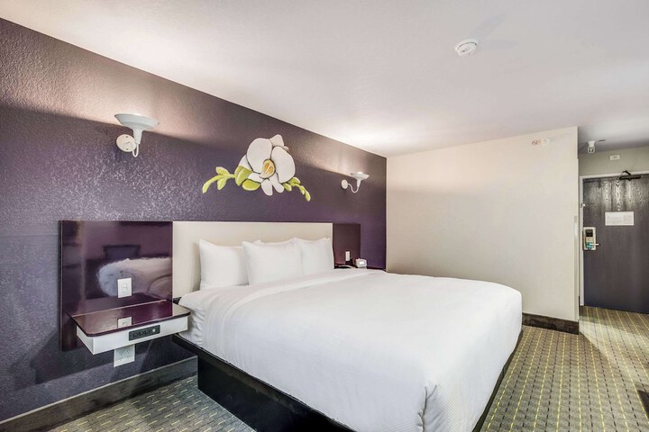 Room 32 of 38