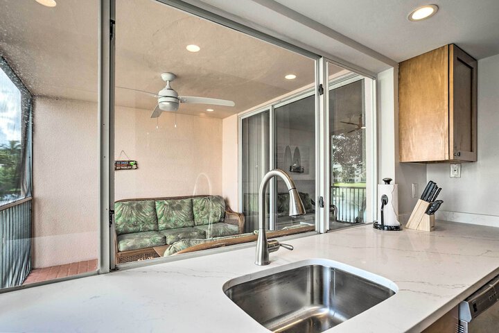 Jupiter Bay Condo w / Pool Half Mile to Beach!