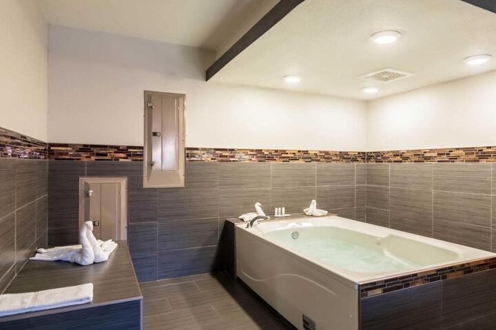 Clarion Inn & Suites Russellville I-40