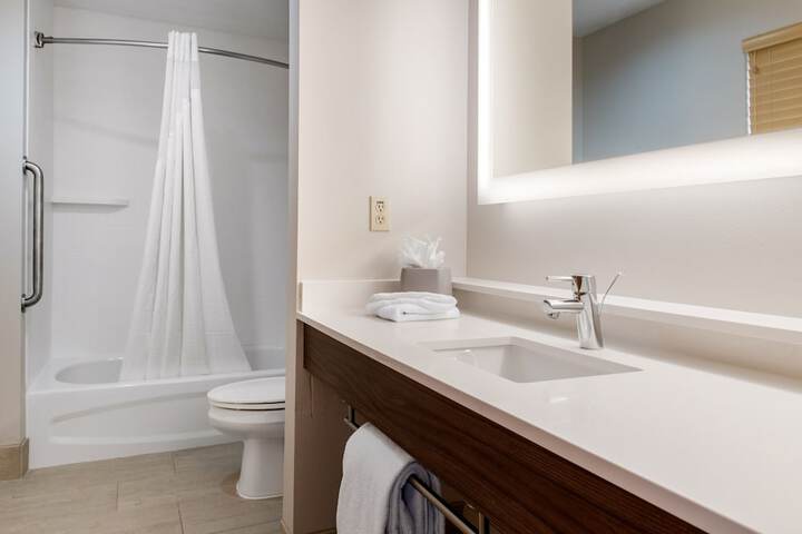 Holiday Inn Express Hotel & Suites Harrison by IHG