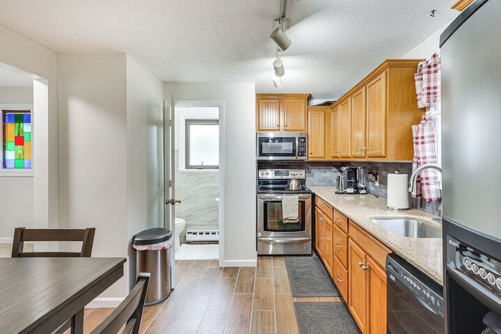 Quaint Bristol Townhome 14 Mi to West Hartford!