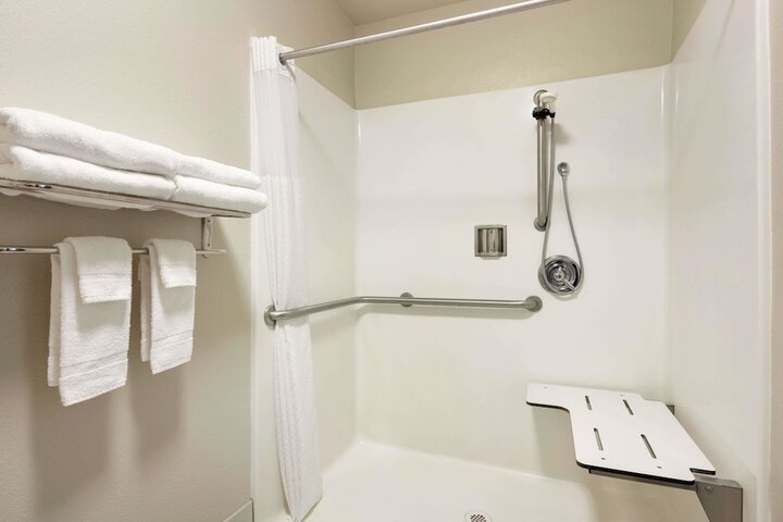 Travelodge by Wyndham Dunsmuir