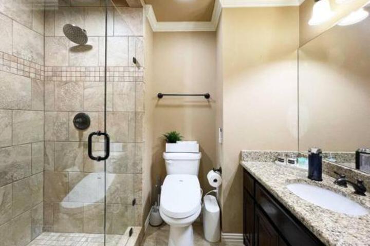 Cheerful 5 Bedroom Home with Heated Pool