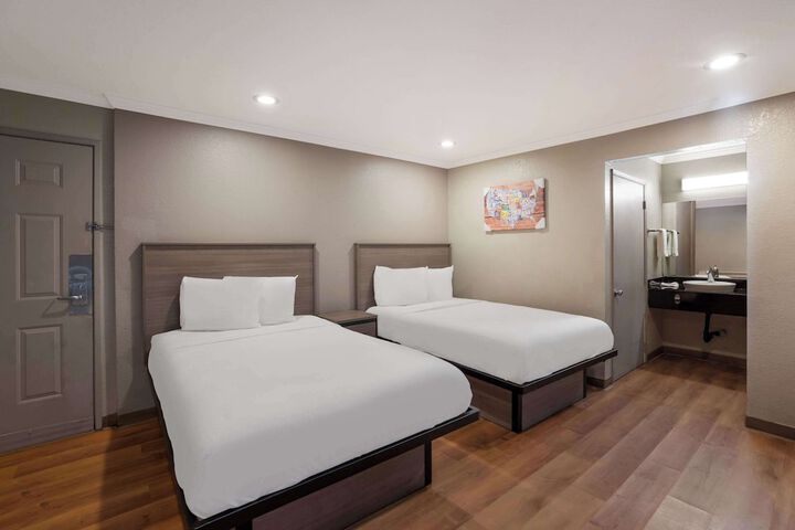 Room 13 of 33