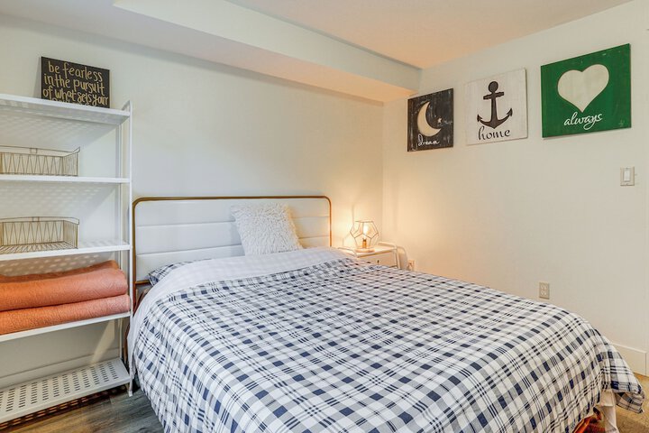 Walk to Beach & Lake Access: Cozy Redmond Apt!