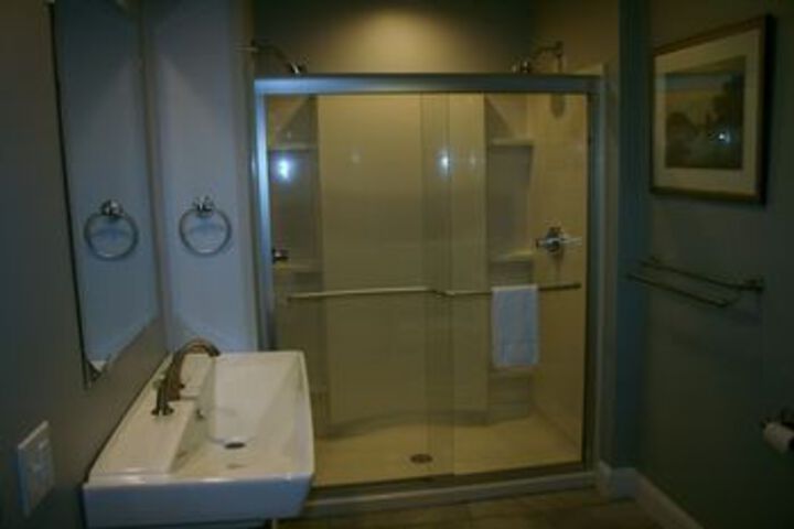 Sheas Riverside Inn & Motel