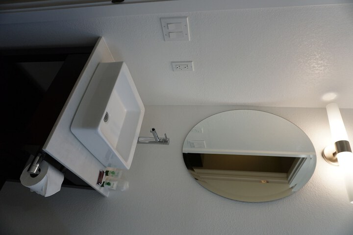 Room 15 of 32