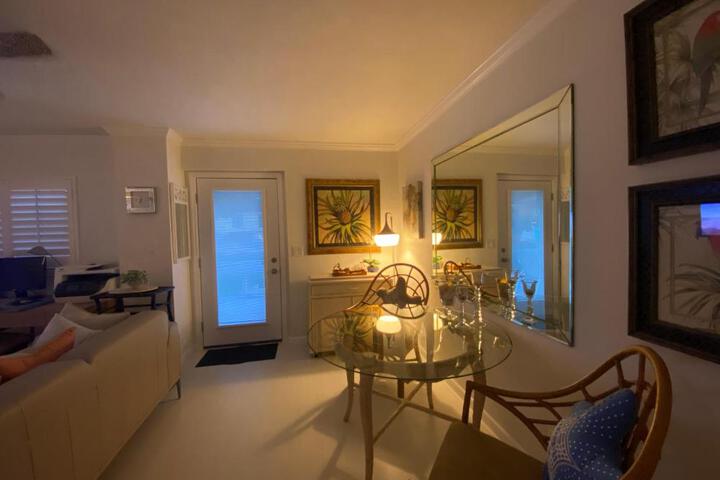 Closest 1BR to Vanderbilt Beach full kitchen with dishwasher, ALL NEW!