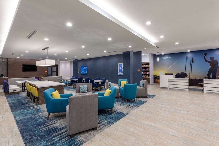 La Quinta Inn & Suites by Wyndham Round Rock near Kalahari