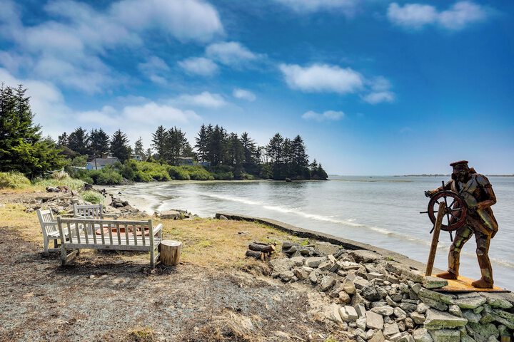 Waterfront Coos Bay Retreat w / Kayaks!